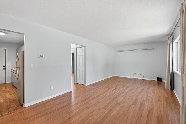 Foto del edificio - 5294 Raymond Ave