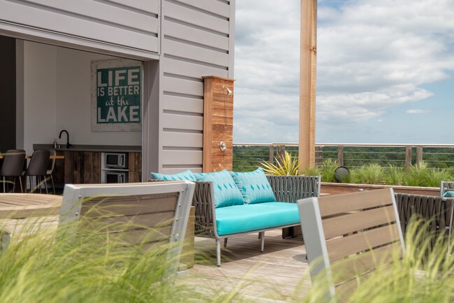 Building Photo - Lakehouse