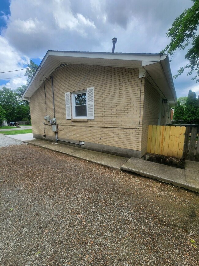 Building Photo - Beautiful and spacious 3 bedroom 1 bath ho...