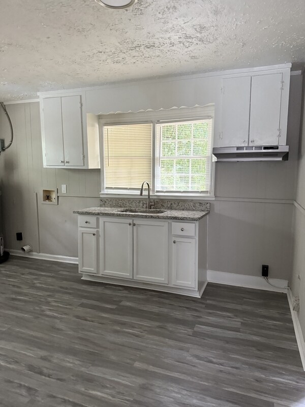 Building Photo - 100 Oak Ln