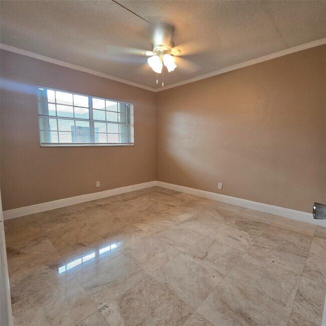 Foto del edificio - 2301 NE 14th Street Causeway