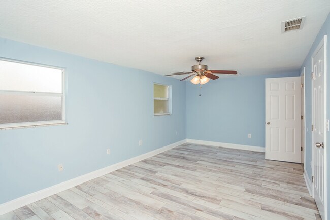 Building Photo - 3834 San Luis Dr