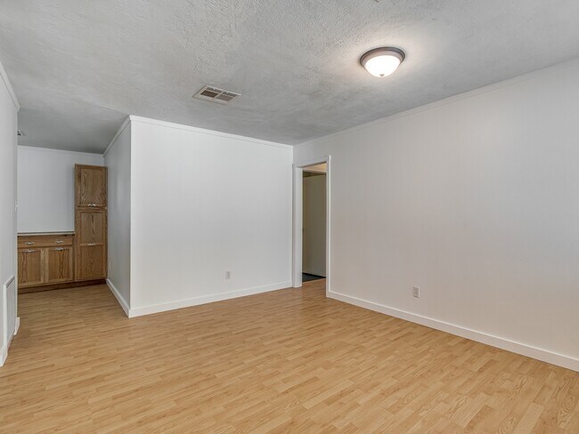 Building Photo - 106 N Norman Ave
