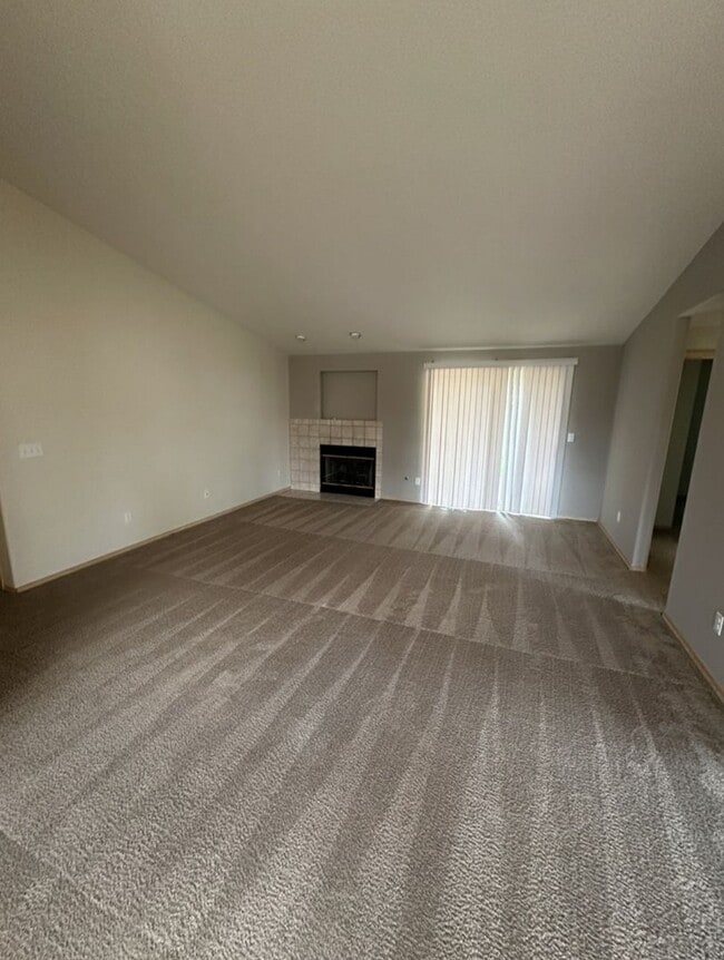 Building Photo - Ranch, 2 Bedroom + Bonus Room / Office.