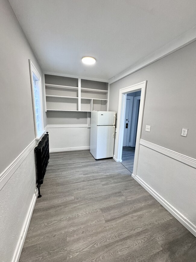 Building Photo - 1518 University Ave W