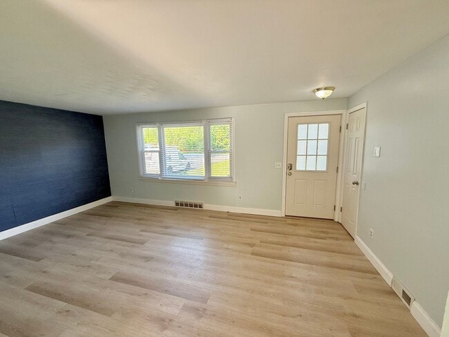 Building Photo - 3/1 Single Family Home | Large back yard |...