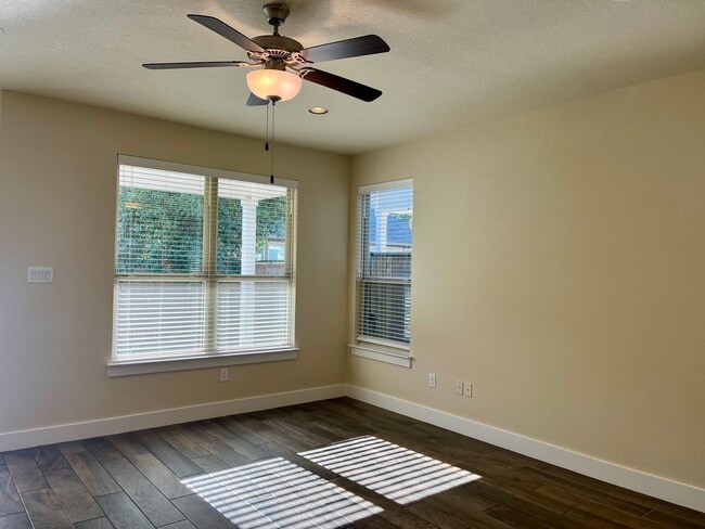 Building Photo - Fabulous Townhome in New Braunfels 3/2.5 ~ Minutes from Gruene ~ Move in Ready!