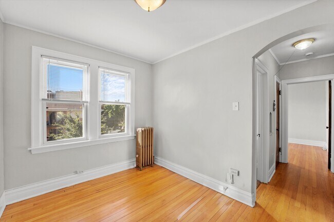 Building Photo - Large 1 Bed in Fantastic Berwyn Location! ...