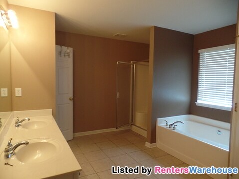Building Photo - 1235 Saxony Dr SE