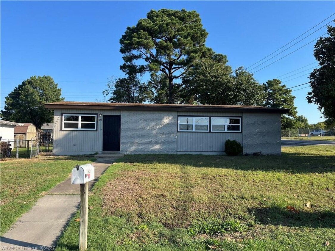 Foto principal - 3 bed, 2 bath, House.