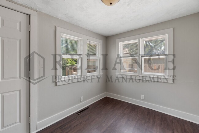 Foto del edificio - 330 N Edwards