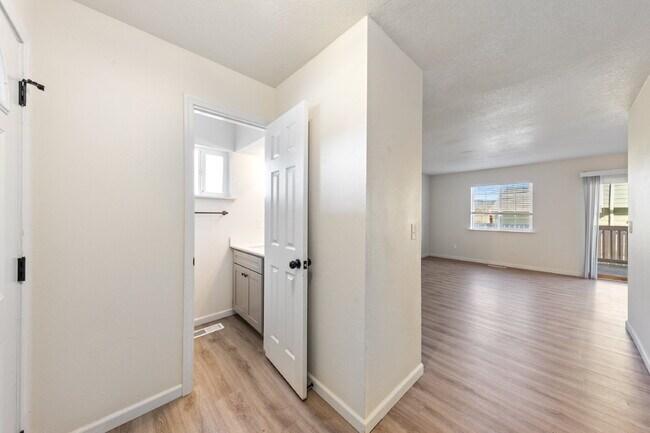 Building Photo - Newly Remodeled 3 bedroom Home