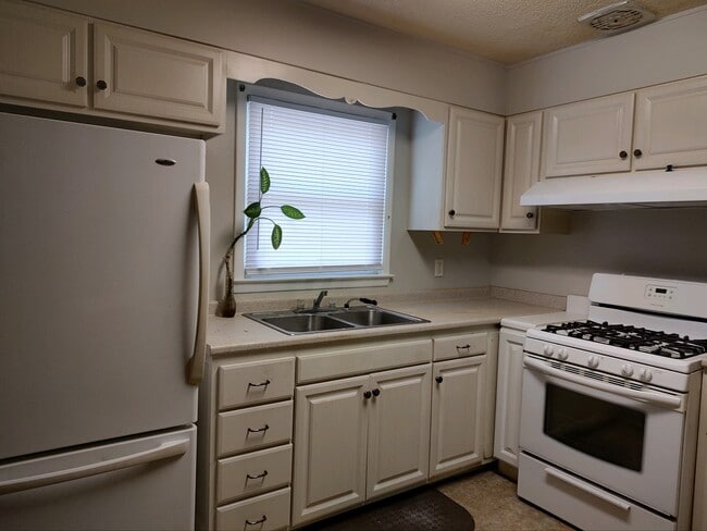 Kitchen - 808 Carlisle St