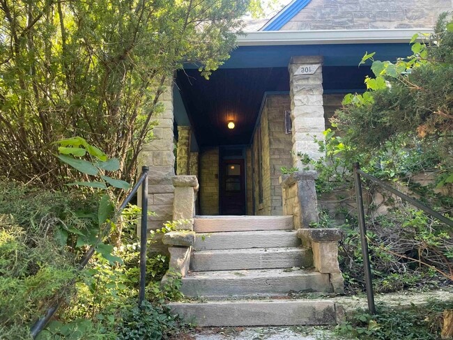 Building Photo - 301 E University St