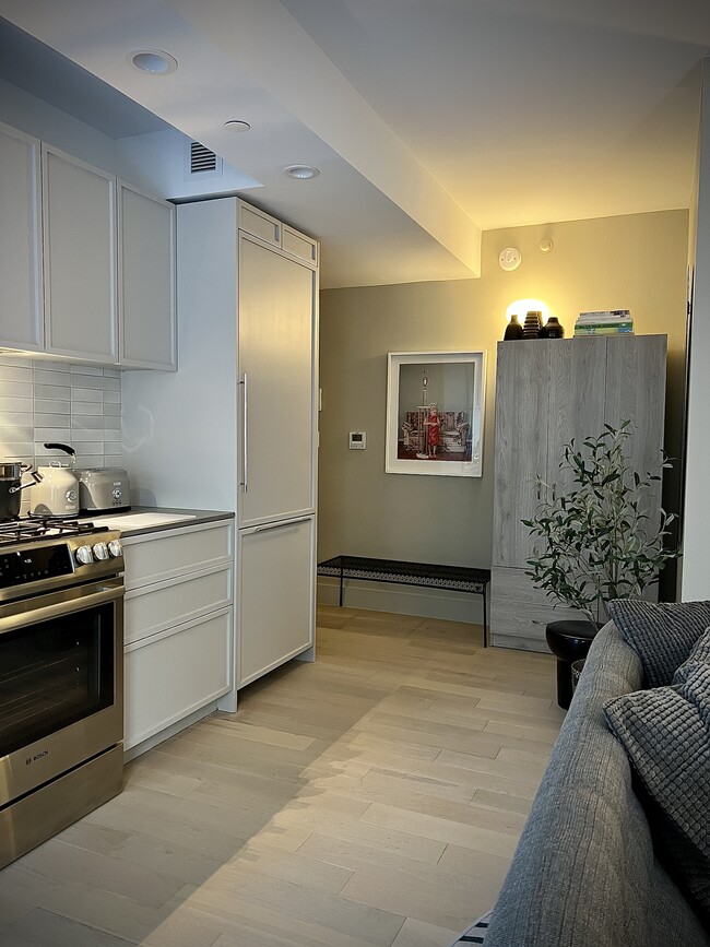 Fully equipped kitchen with brand new Bosch appliances, dishwasher and washer/dryer - 111 Montgomery St