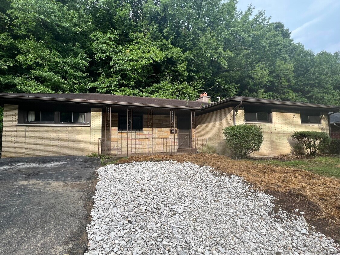 Primary Photo - 490 N Wilson Ave