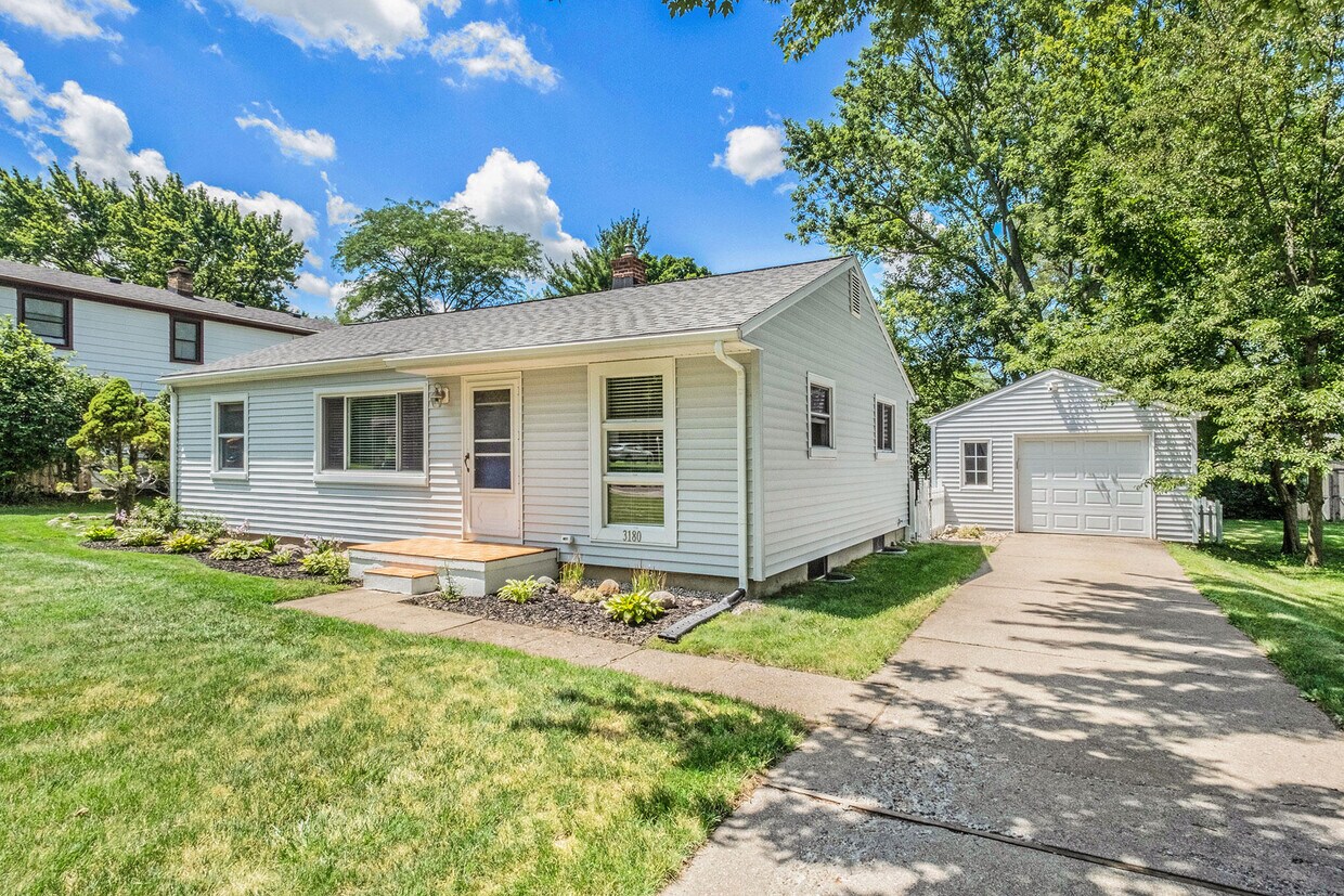 Foto principal - 3180 Dwight St