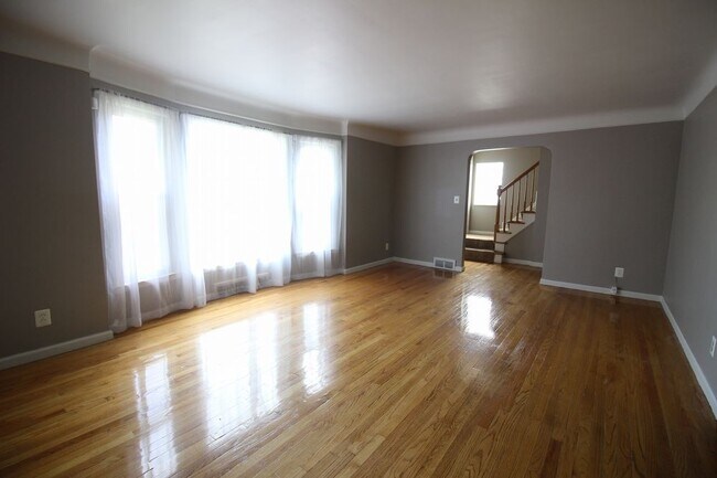 Building Photo - Beautiful Home in Grosse Pointe Woods