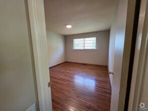 Building Photo - 905 Stevens Ct NE