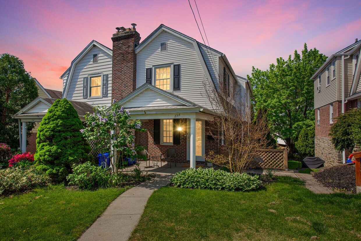 La casa Ardmore con porche cubierto y asientos. - 2314 Bryn Mawr Ave