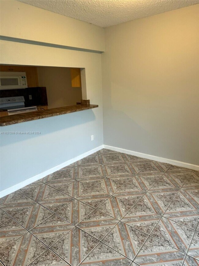 Building Photo - 5070 Elmhurst Rd