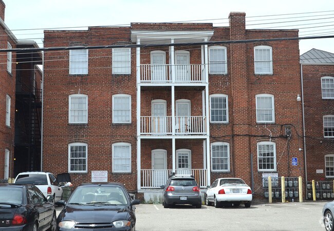 Building Photo - 2734 W Grace St