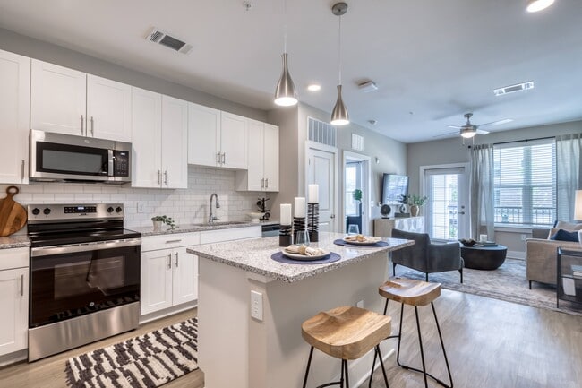 Building Photo - The Pointe at Davis Creek