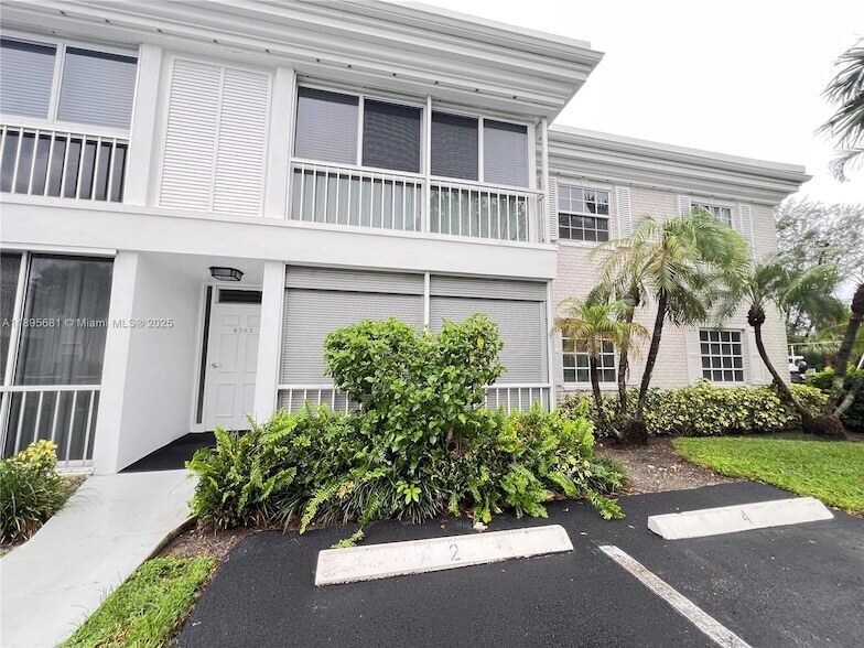 Foto principal - 6385 Bay Club Dr