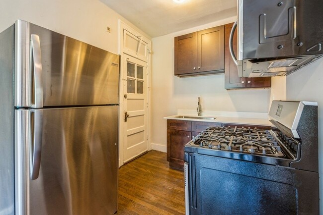 Cocina - 6700 S Constance Ave