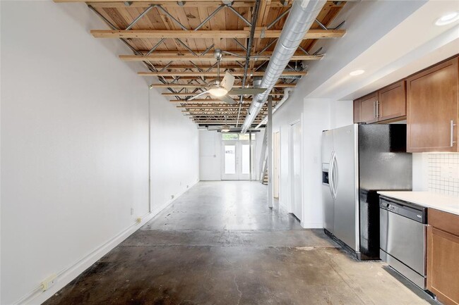 Building Photo - 1305 E 6th St