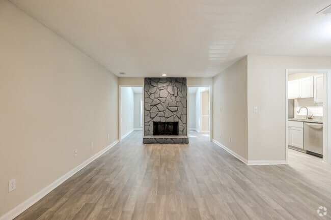 2BR, 2BA - 1,335SF - Living Room - The Ivy Brookhaven