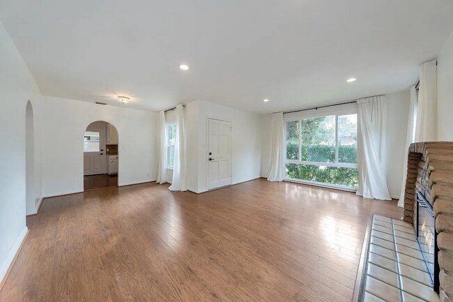 Foto del edificio - 22051 Crespi St