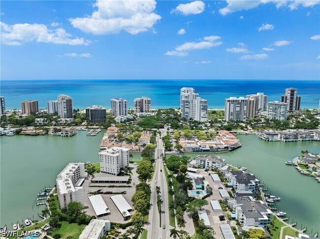 Foto del edificio - 250 Park Shore Dr