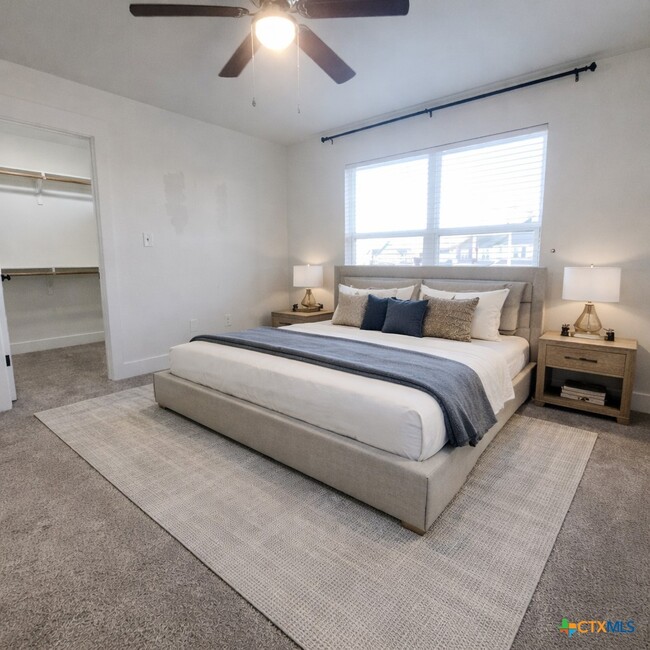 Building Photo - 1952 Royal Loop