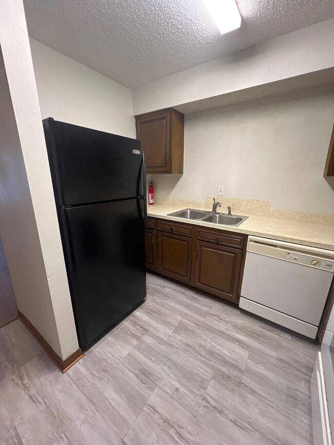 Building Photo - 2 Bedroom 1 bath for lease