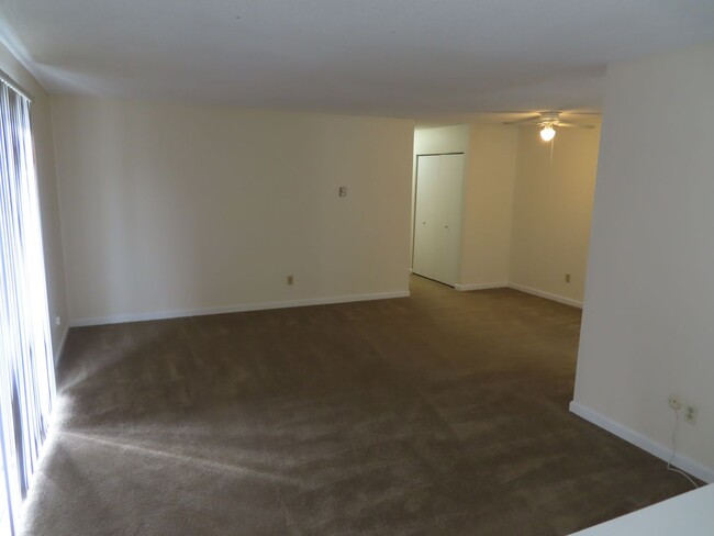 Building Photo - Two Bedroom Condo in UTC