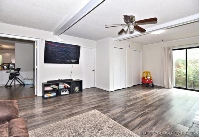 Building Photo - 513 N Village Pl
