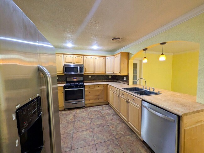Building Photo - 2307 McKee Dr