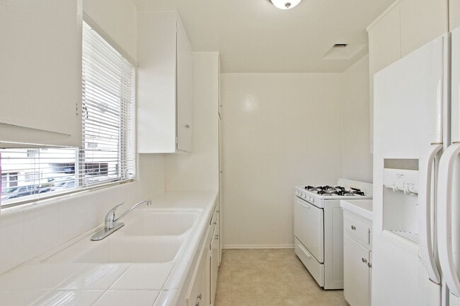 Building Photo - 10250 Palms Blvd
