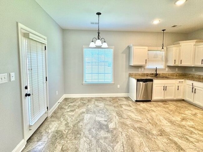 Building Photo - Now Leaseing a 4 Bedroom 3 Bath Home In Southeast Memphis