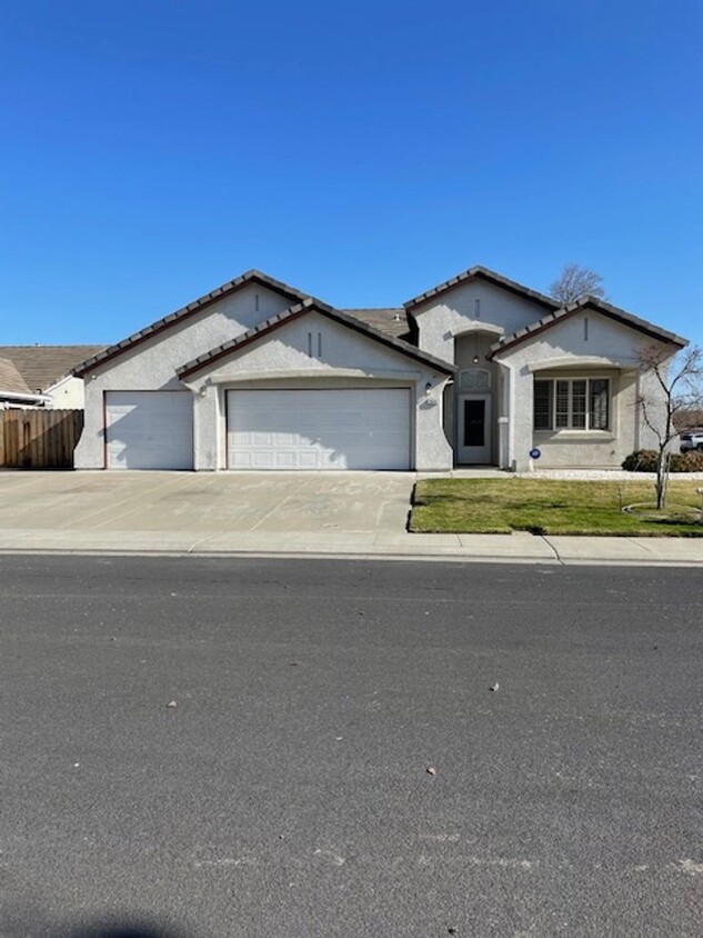 Foto principal - Beautiful 3 Bed / 2 Bath Manteca Home with...