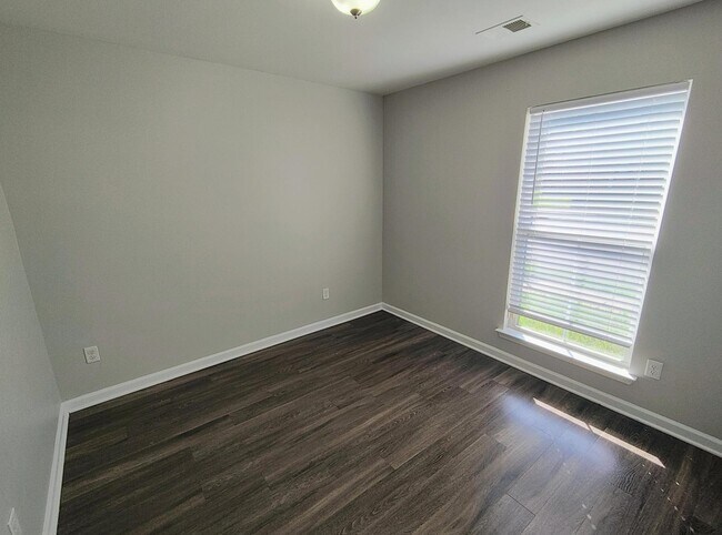 Foto del edificio - 5646 Sycamore Woods Dr