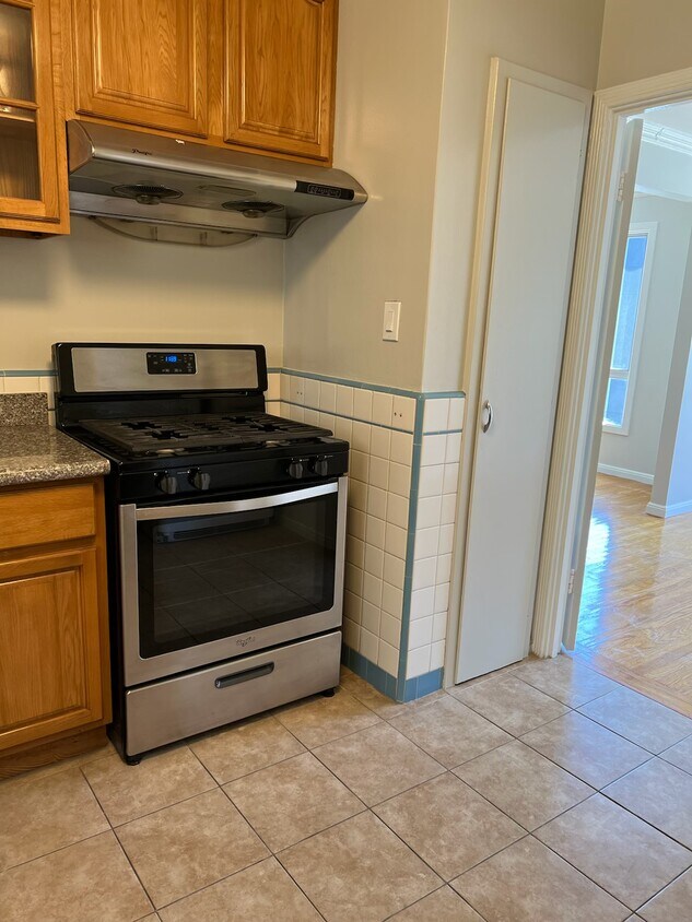 Gas kitchen stove - 2811 Franklin St