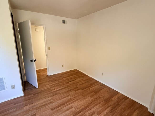 Building Photo - Bright 2 Bedroom Condo with Fireplace, Washer/Dryer, 2-Car Garage & Prime Central San Diego Location