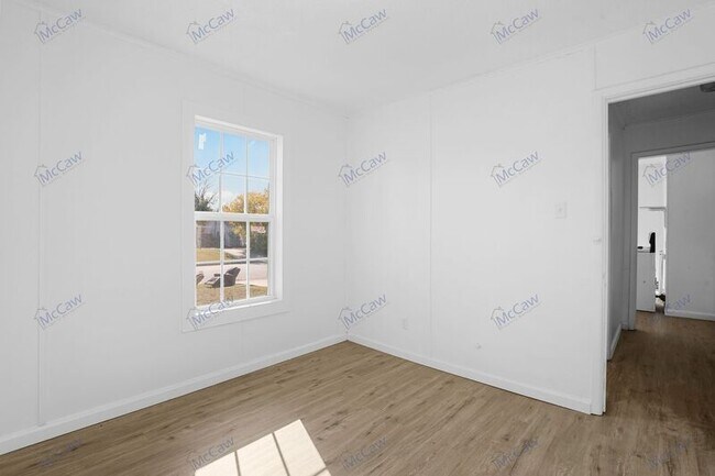 Foto del edificio - 4912 Donnelly Ave