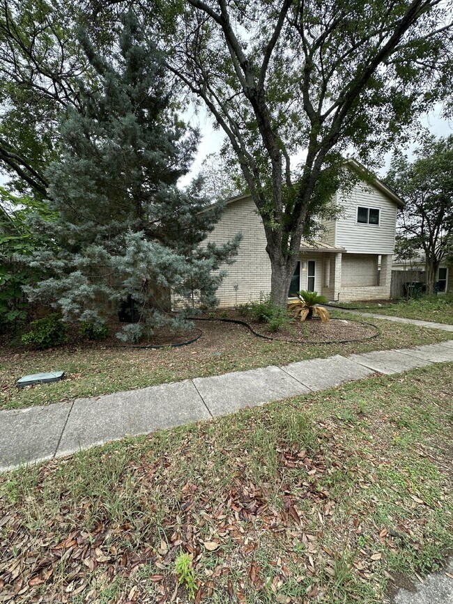 Building Photo - Beautiful 3 bedroom, 2 bathroom home in No...