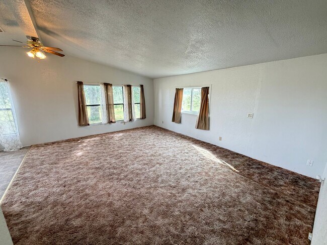 Foto del edificio - Secluded country home w/ 2-car garage