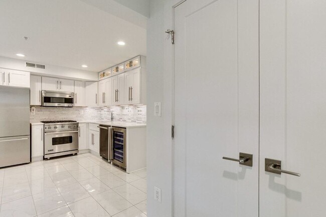 Building Photo - Recently Renovated 1 Bedroom + Den in the ...