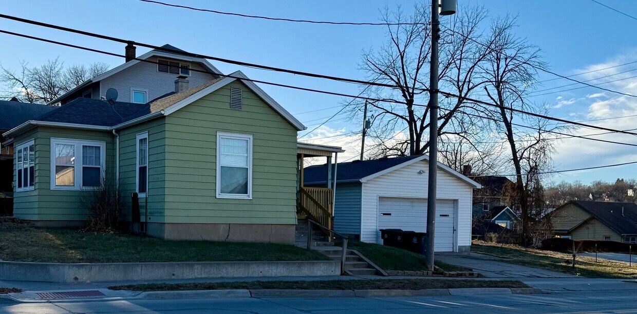 Building Photo - Charming 2 Bedroom Home with Garage on Corner Lot