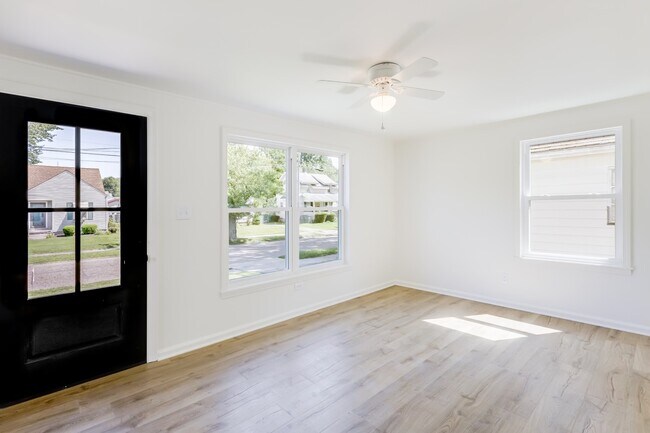 Family room - 1767 Sheridan Ave NE